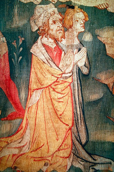 Detalle de Hombres ejecutados por la Bestia de la Tierra, no. 45 de "El Apocalipsis de Angers", 1373-87 de Nicolas Bataille
